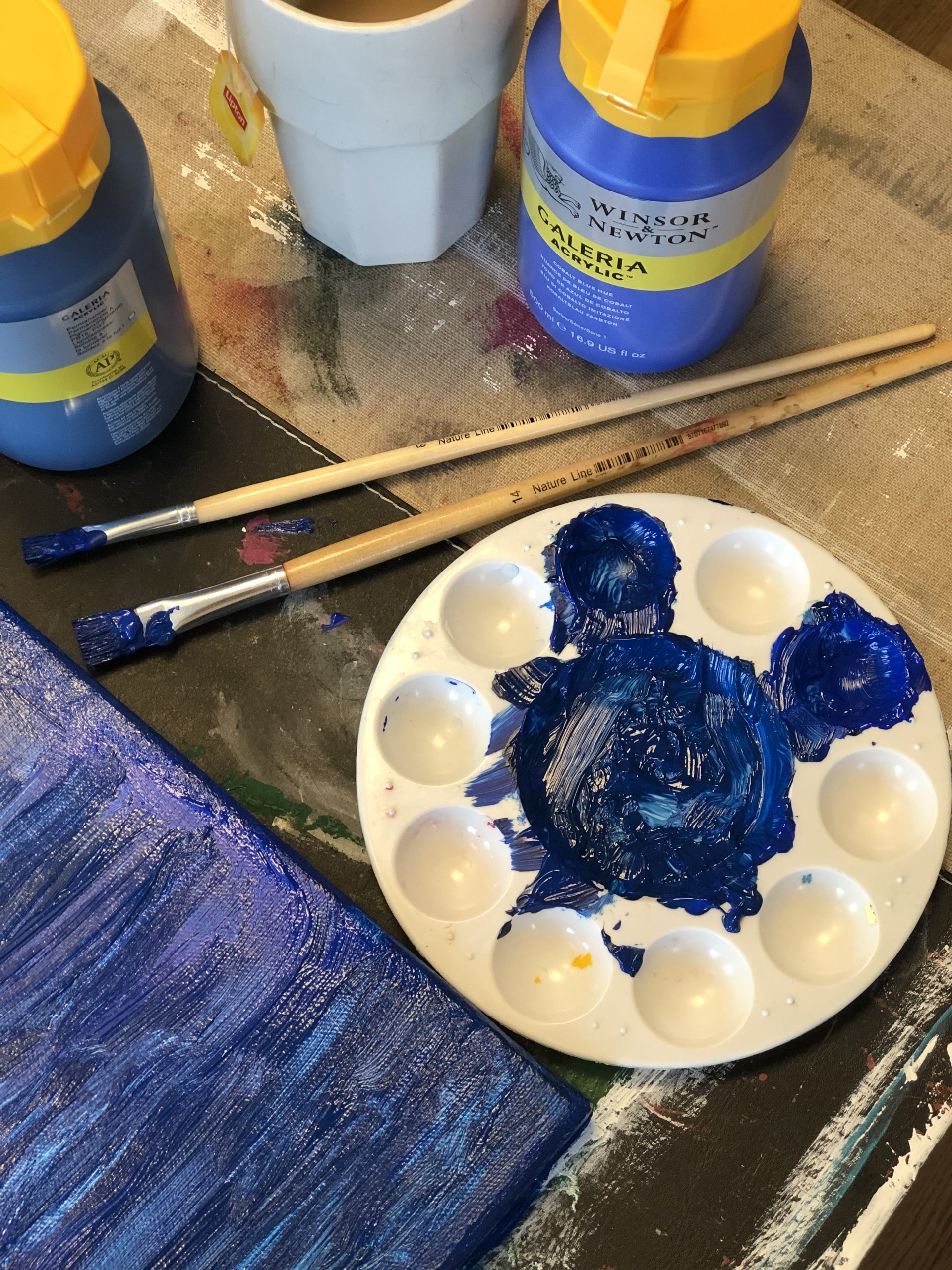 Blå färg med två olika penslar. Målning igångsatt